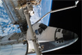 第3回船外活動中のクルーにより撮影された「デスティニー」（米国実験棟）と、ISSにドッキングしたエンデバー号（飛行8日目）
