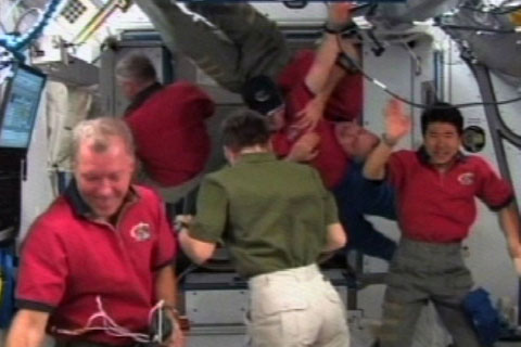写真：ISSに入室した直後の土井宇宙飛行士（右）らSTS-123クルー