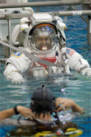 JSCにて船外活動訓練を行う若田宇宙飛行士（提供：NASA）