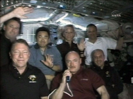 写真：飛行14日目、広報イベントに参加するディスカバリー号のクルー（提供：NASA）