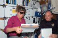 手順の確認を行うスコット・ケリー（右）、トレーシー・カードウェル（左）宇宙飛行士（飛行2日目）