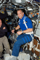 「デスティニー」（米国実験棟）内で自転車エルゴメータを使い運動をするチャールズ・ホーバー宇宙飛行士（飛行7日目）