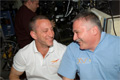 お別れの挨拶をするチャールズ・ホーバー宇宙飛行士（左）とISS第15次長期滞在クルーのフョードル・ユールチキン宇宙飛行士（右）（飛行11日目）