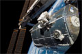 第2回船外活動において「コロンバス」（欧州実験棟）の上で作業をするハンス・シュリーゲル宇宙飛行士（飛行7日目）