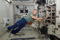 「コロンバス」（欧州実験棟）の整備作業を行うハンス・シュリーゲル宇宙飛行士（飛行9日目）