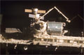 分離後にアトランティス号から撮影された「コロンバス」（欧州実験棟）（中央右）（飛行12日目）