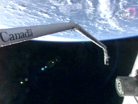 写真：機体の点検に備えたスペースシャトルのロボットアーム（SRMS）の準備（提供：NASA）