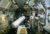下半身の陰圧負荷実験中の向井宇宙飛行士