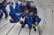 航空機による微小重力環境の体験訓練に参加する油井、金井、大西宇宙飛行士候補者