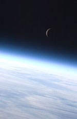 ISS第24次長期滞在クルーがISSから撮影した地球と月の風景