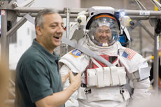 ISS長期滞在に向けて船外活動訓練を行う星出宇宙飛行士