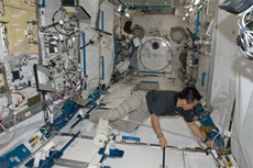 「きぼう」船内実験室内の清掃を行う若田宇宙飛行士