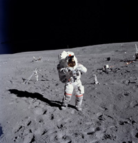 月面に立つアポロ16号の宇宙飛行士