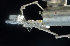 ISSのロボットアーム（SSRMS）から「きぼう」ロボットアーム（JEMRMS）へHTVの曝露パレットを受け渡す様子
