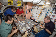 ISS船内で食事をする若田宇宙飛行士ら第20次長期滞在クルー