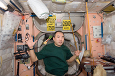 ISS船内で食事をする野口宇宙飛行士