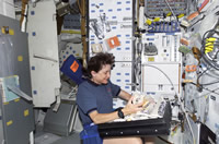 ミッドデッキ（STS-112）