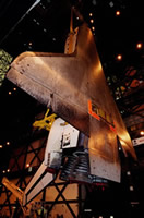 VAB内でクレーンで垂直に持ち上げられるエンデバー号（STS-97）