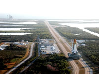 射点へ移動するアトランティス号（STS-98）