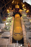 SRB/ETへ取り付けられるアトランティス号（STS-104）