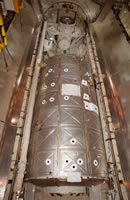 射点のPCRでアトランティス号のペイロードベイに積み込まれたデスティニー（STS-98）