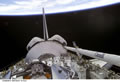 軌道上で撮影されたスペースシャトル（STS-100(6A)）