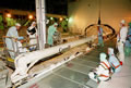 スペースシャトルのロボットアームを確認するSTS-106クルー