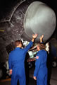 着陸後のアトランティス号の機首部分（STS-104）