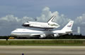 着陸後にエドワーズからKSCにSCAで運搬されたエンデバー号（STS-111）