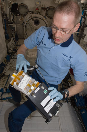 Rad Silk実験の実験操作を行うディビュナー宇宙飛行士