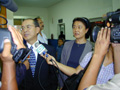 テグシガルパ空港にて、在ホンジュラス日本国大使竹元正美氏（左）と共に取材を受ける。