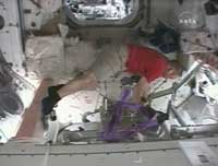 物品の整理を行うフィンク宇宙飛行士（提供：NASA）