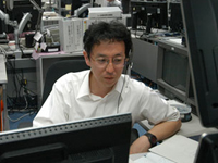ユーザー運用エリアでFACET 実験開始の様子をモニタする代表研究者のJAXA 稲富准教授