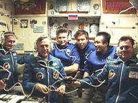 新しい仲間を迎えた若田宇宙飛行士らISS長期滞在クルー（提供：NASA）