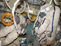 若田宇宙飛行士とロシアのオーラン宇宙服（提供：NASA）