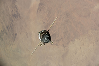 移動飛行を行うソユーズTMA-16宇宙船（提供：NASA）