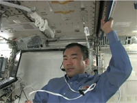 ICSを経由して「きぼう」運用管制室と交信を行う野口宇宙飛行士（©JAXA）