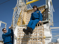 射点からの緊急避難訓練の手順を確認する山崎宇宙飛行士（提供：NASA）