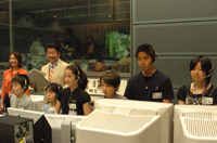 ICSを利用した交信イベントに参加する「きぼう」運用管制室の生徒たち（提供：JAXA）
