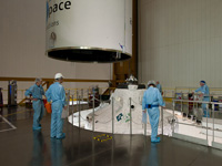 フェアリングに再格納されるATV3（出典：ESA/CNES/Arianespace/Optique Video du CSG-P.Baudon）