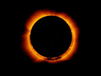 金環日食をとらえた太陽観測衛星「ひので」の観測画像（出典：NAOJ/JAXA）