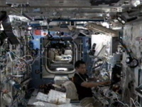 きぼう」AQHの設置作業を行う星出宇宙飛行士（出典：JAXA/NASA）