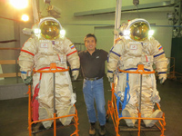 ロシアの船外活動訓練にて、若田宇宙飛行士（船外活動クルーの支援を担当）（出典：JAXA/GCTC）