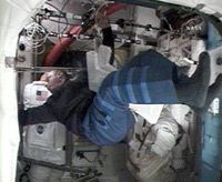 STS-124で使用する宇宙服の整備を行うリーズマン宇宙飛行士
